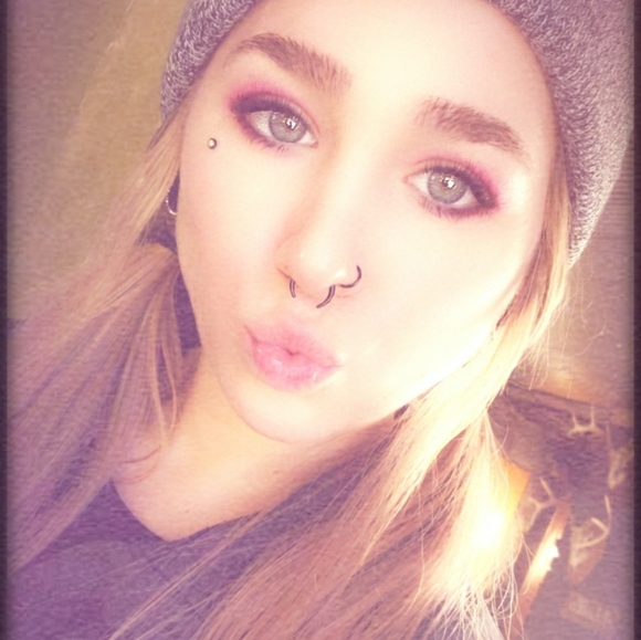 Meet your Posher, Jacquel - Picture 1 of 1